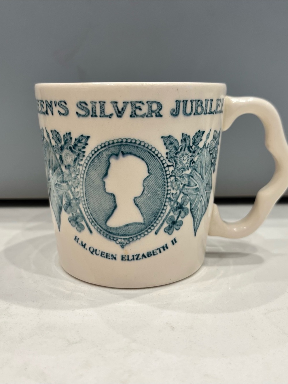 Commemorative Cream and Teal Queen Elizabeth II Silver Jubilee Mug